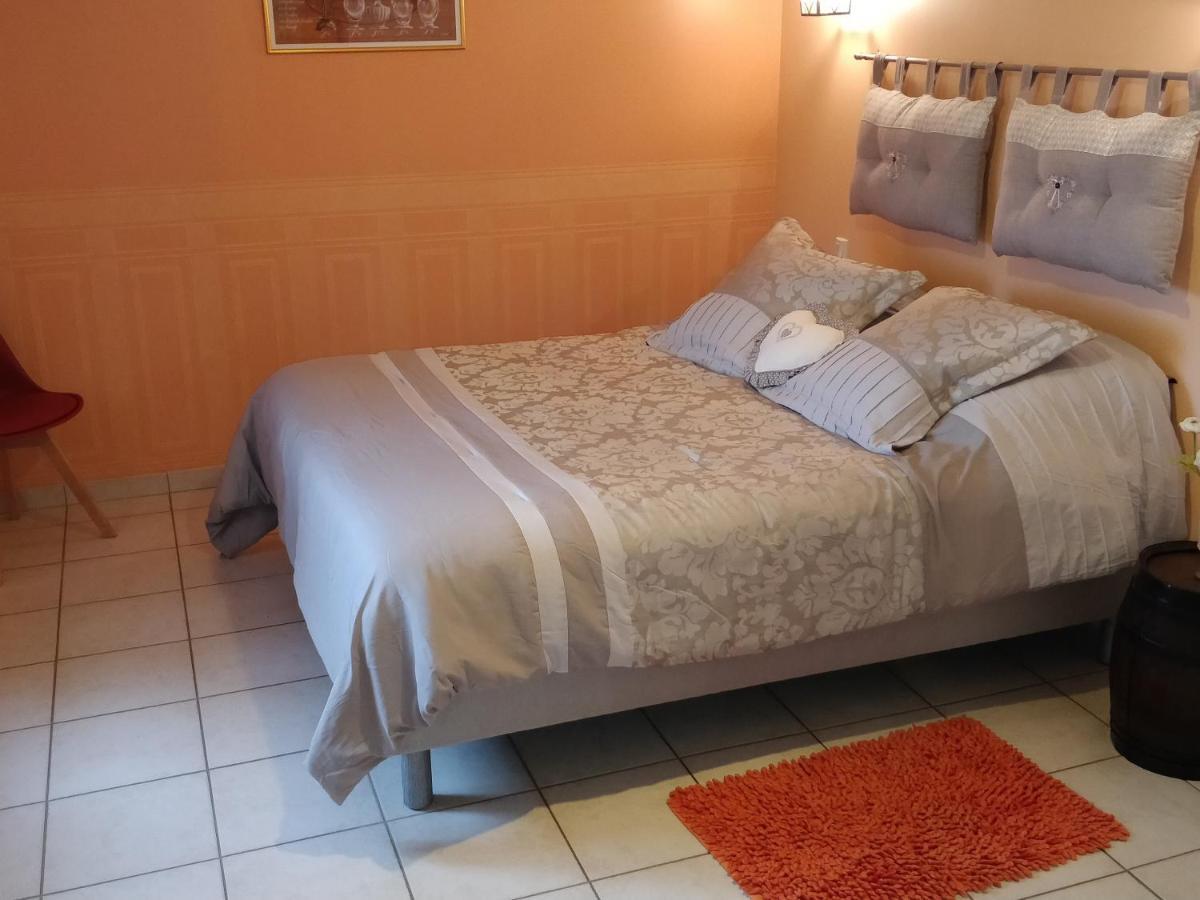 เลส แบคชูเซียนส์ Hotel Saint-Georges-sur-Layon ภายนอก รูปภาพ