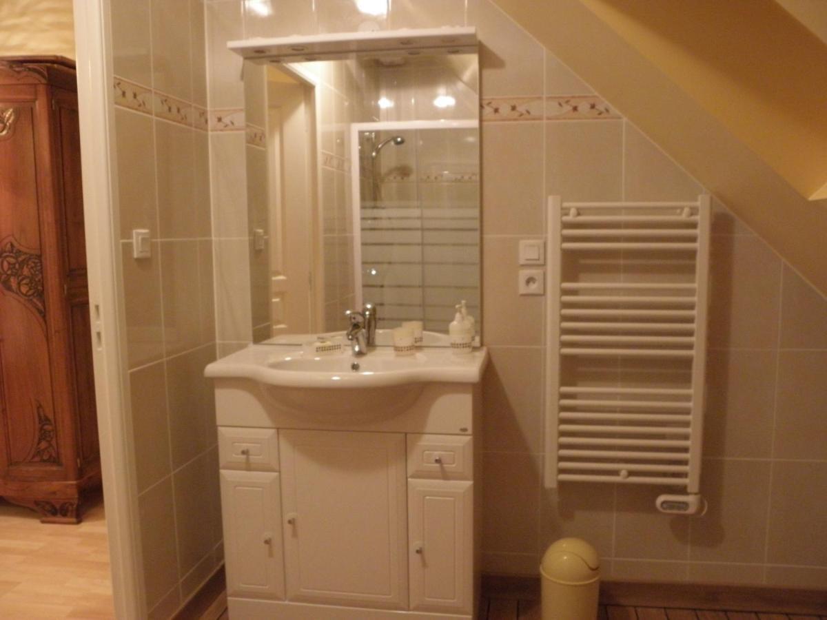 เลส แบคชูเซียนส์ Hotel Saint-Georges-sur-Layon ภายนอก รูปภาพ